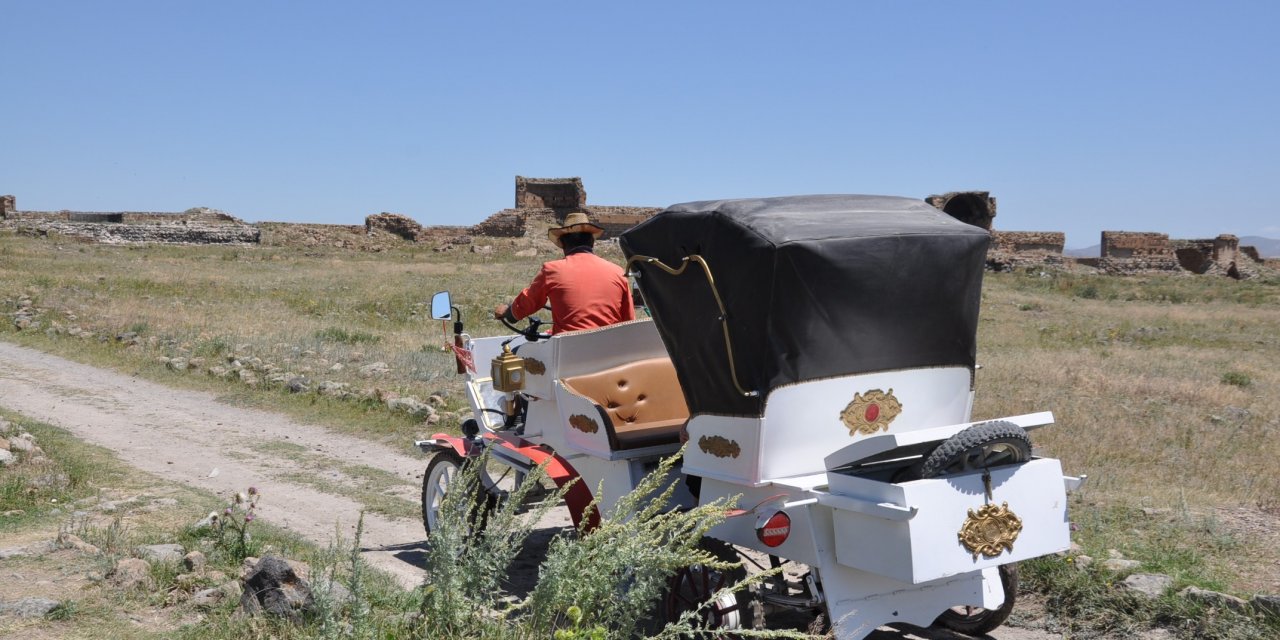 Ani'yi turistler elektrikli faytonla geziyor