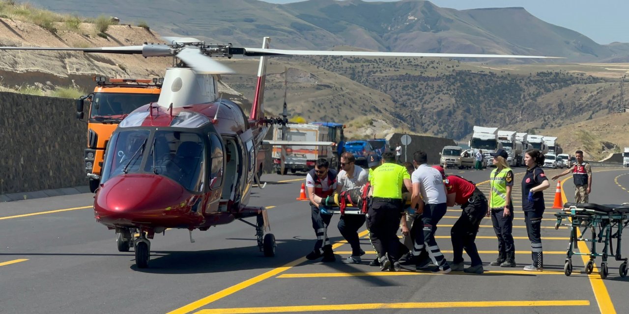 Otobüs kazasına ambulans helikopter desteği