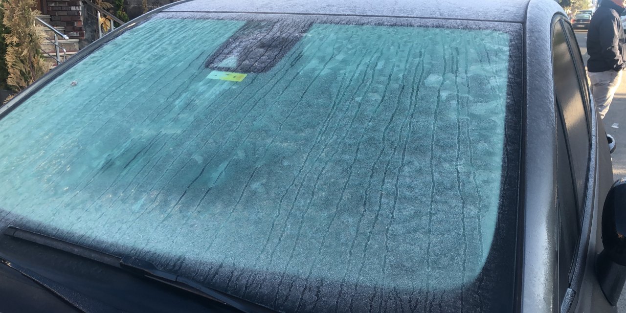 Kars buz kesti, araçların camları dondu