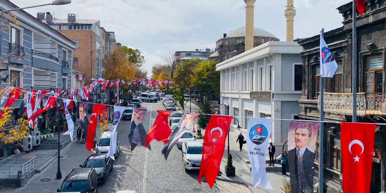 Kars Belediyesi Cadde ve sokaklar Türk bayrakları ile donatılıyor