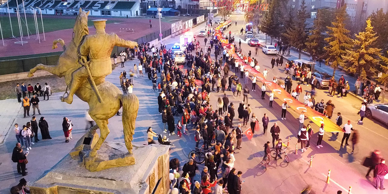 Kars’ta Türk Bayraklı Meşaleli Cumhuriyet Yürüyüşü