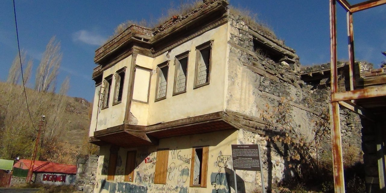 Kars'ta 19. yüzyıldan kalan paşa konağı yıkılmaya yüz tuttu
