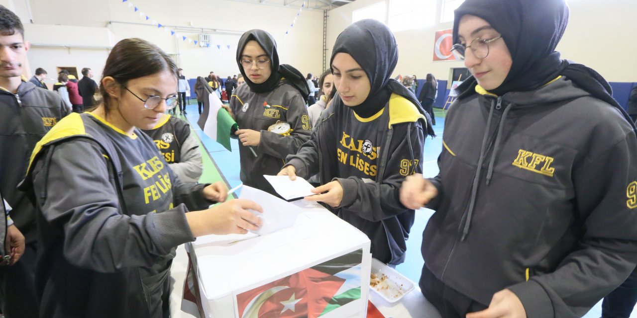 Kars'ta öğrenci ve velileri Filistin'e destek amacıyla kermes düzenledi