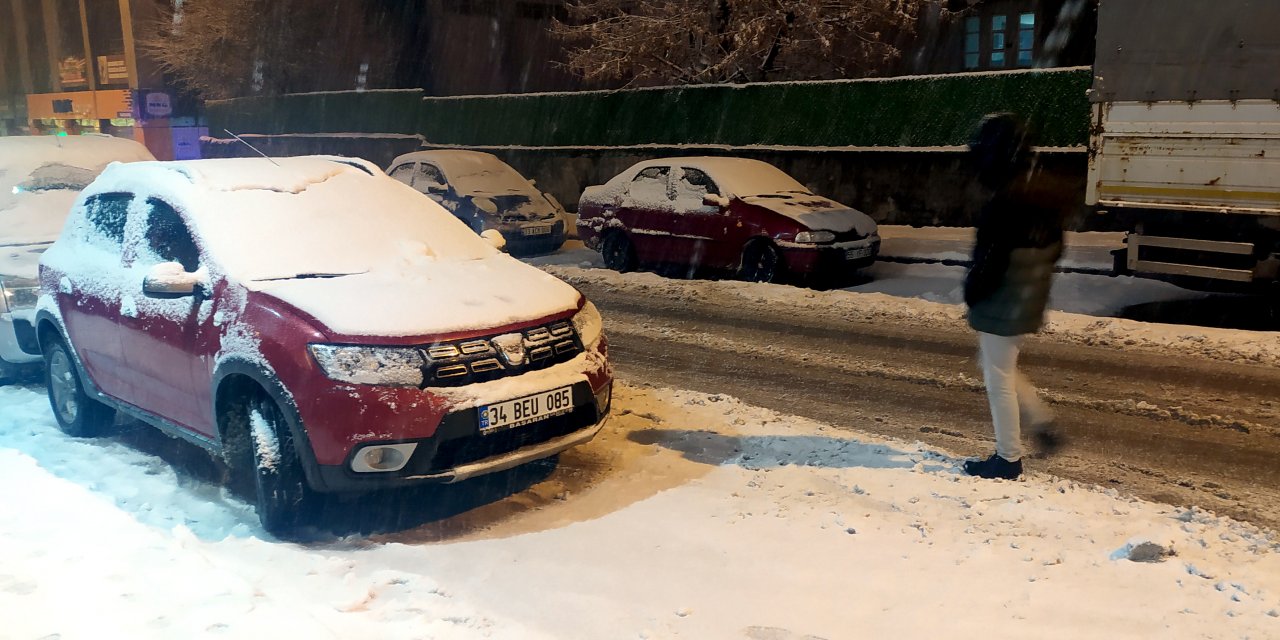 Kars'ta kar yağışının ardından çocuklar kızak ve kar topu keyfi yaşadı