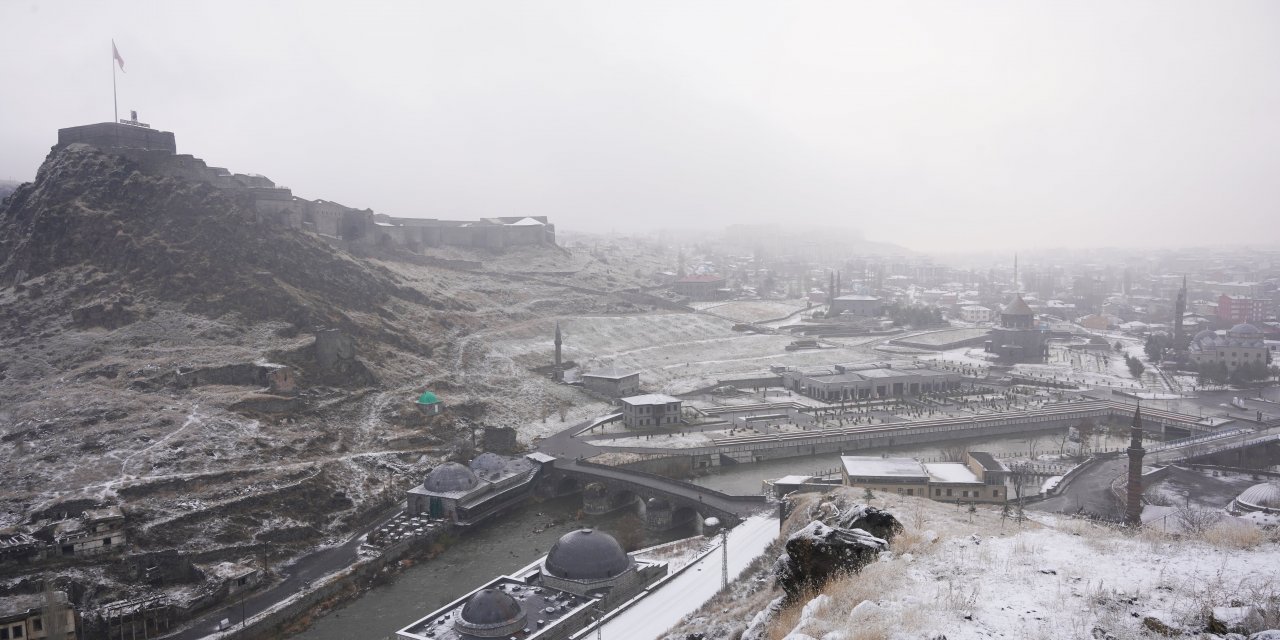 Kars'ta kar yağışı ve sis hayatı olumsuz etkiledi