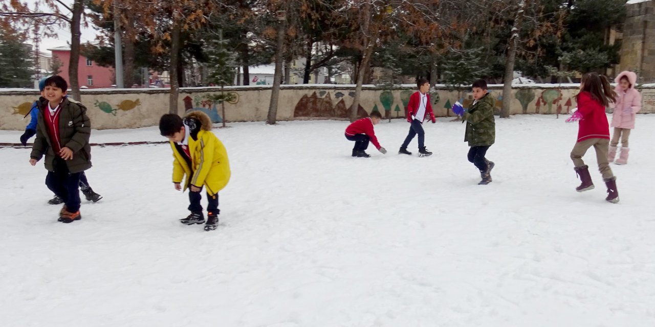 Kars'ta karın keyfini çocuklar çıkardı