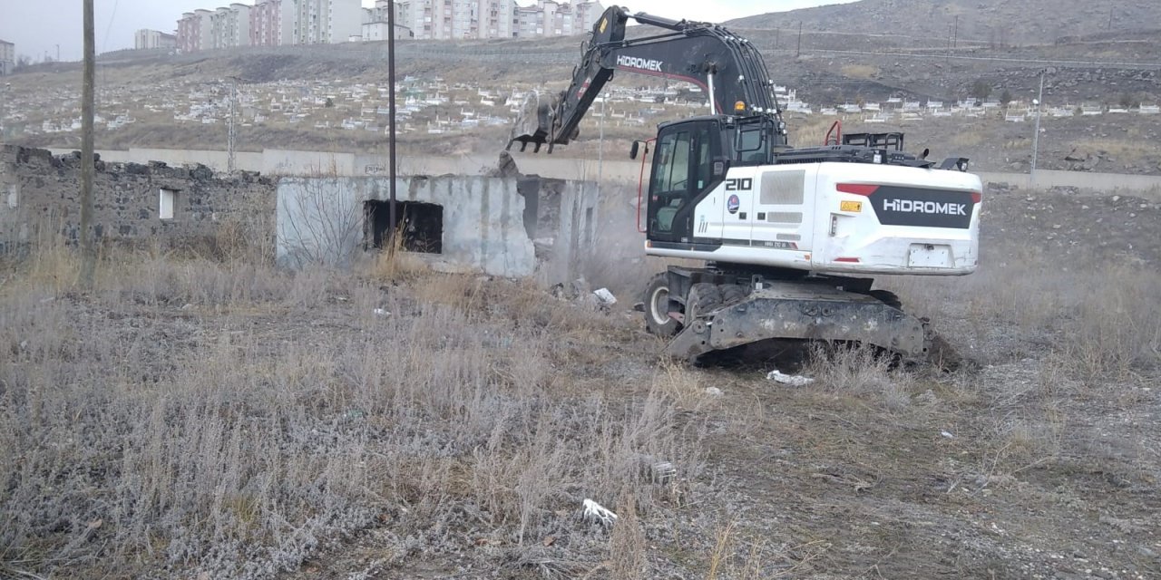 Kars’ta metruk binaların yıkımı devam ediyor