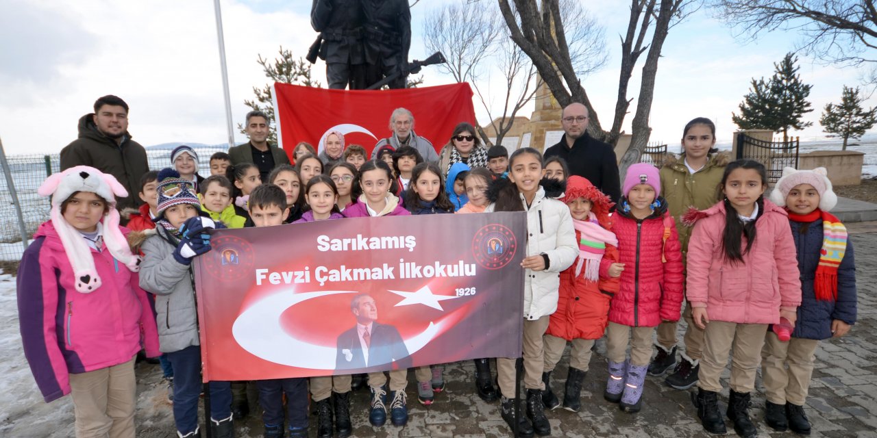 Sarıkamış'ta ilkokul öğrencileri "Şehitlere Vefa" yürüyüşü yaptı