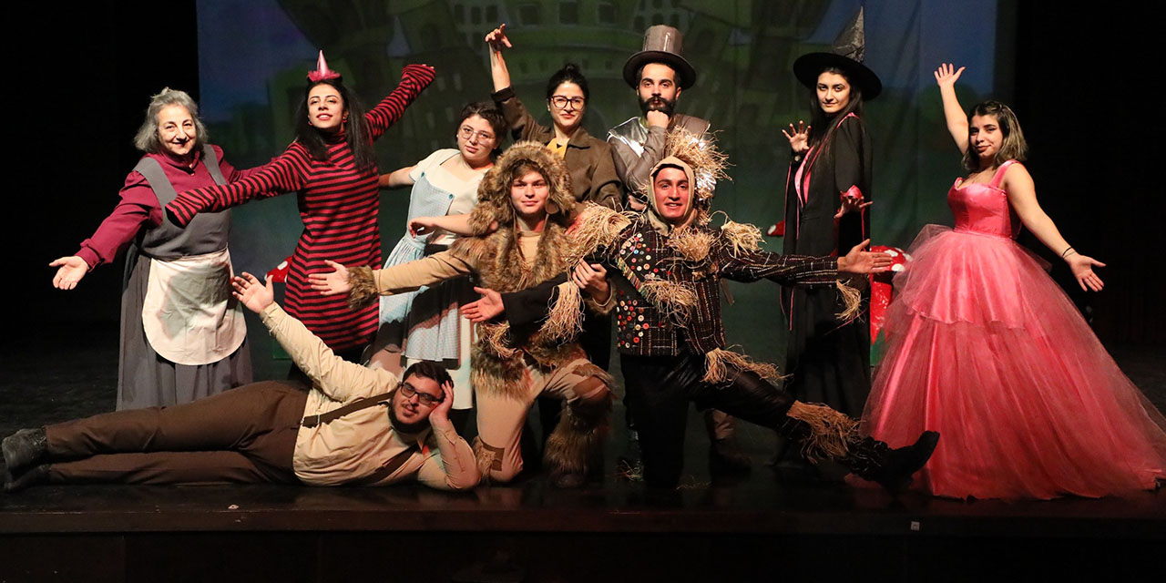 Kars Belediyesi Tiyatro Topluluğu Seyirciyle Buluştu