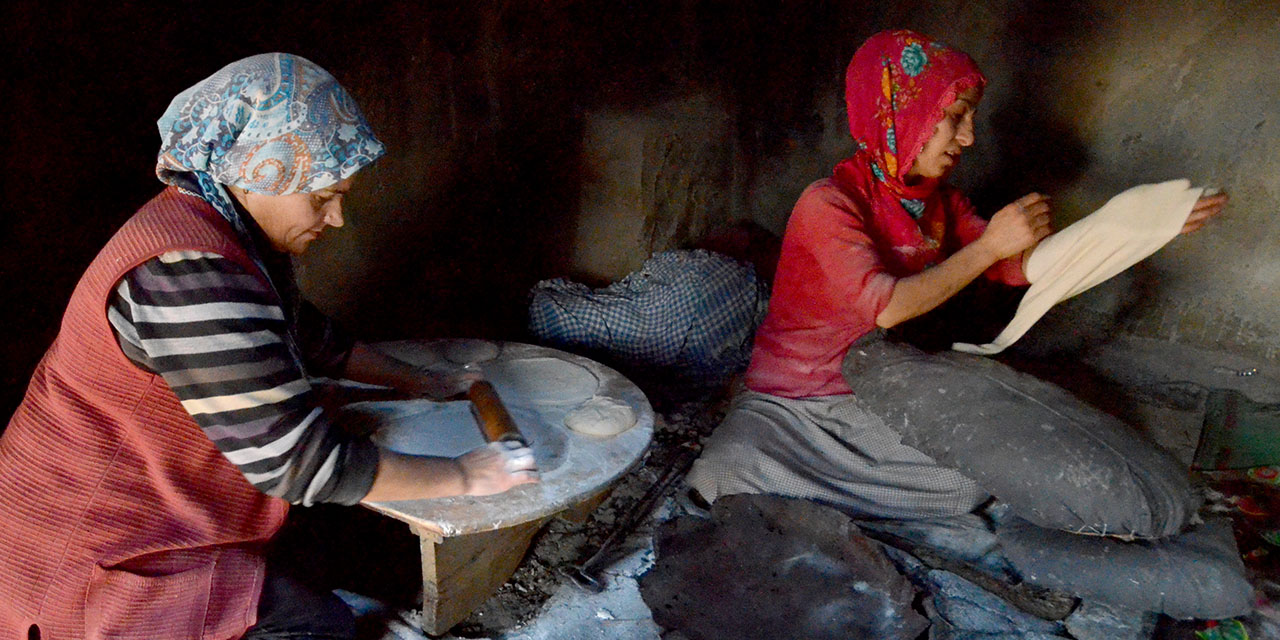 Kars'ta Kadınlar Tandırlarda İmece Usulü Ekmek Pişiriyor