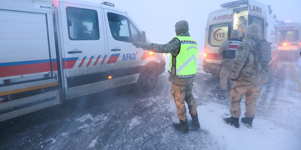 Kars'ta Hanlar Geçidi'nde 3 Aracın Karıştığı Kazada 17 Kişi Yaralandı