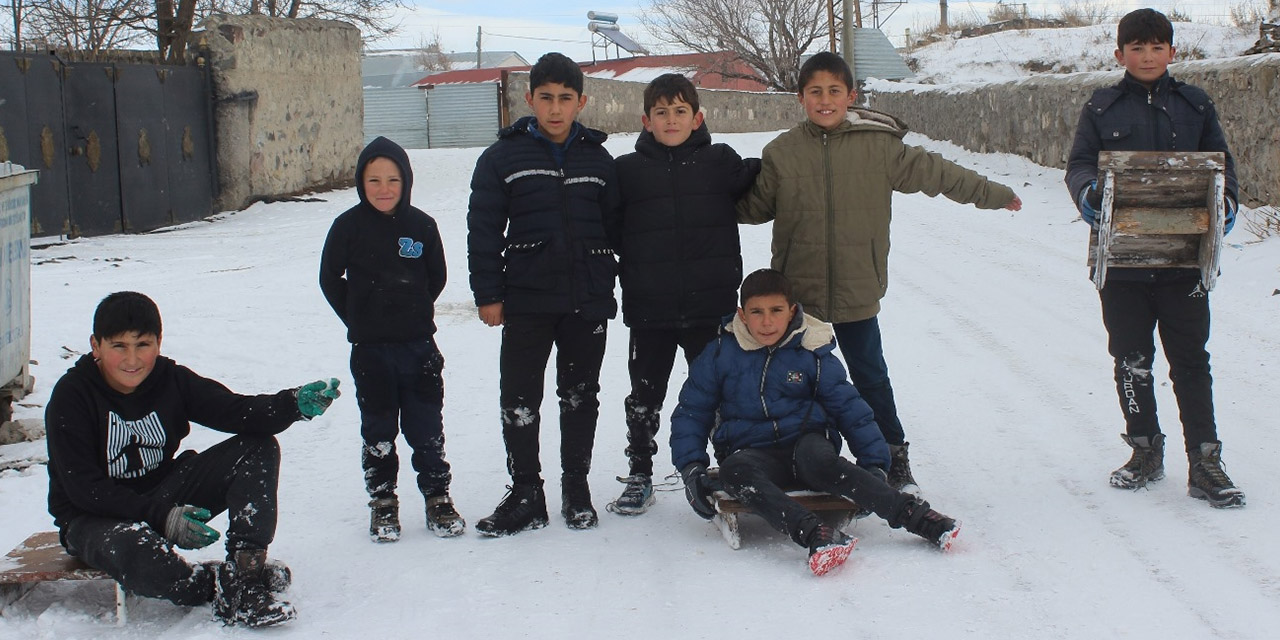 Kars'ta "Kar Tatilini" Fırsat Bilen Çocuklar Kızakla Kaydı