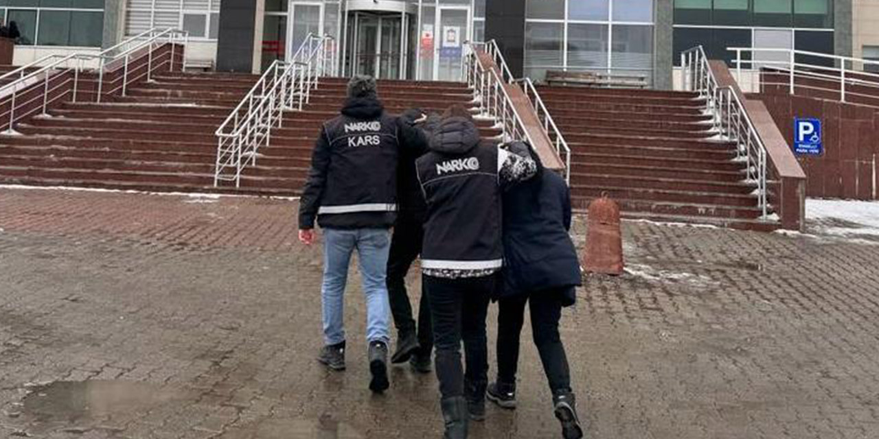 Kars'ta Otomobilde Uyuşturucuyla Yakalanan 2 Zanlı Tutuklandı