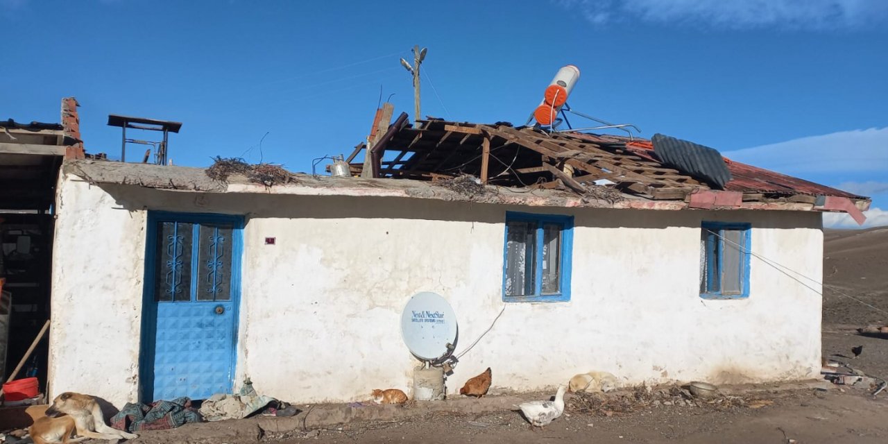 Kars'ta şiddetli rüzgar nedeniyle köylerde çatılar uçtu