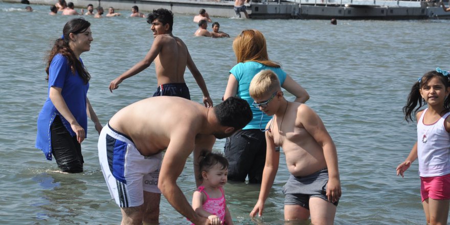 Sıcaktan bunalan kadın, çocuk, erkek elbiseleriyle göle atladı