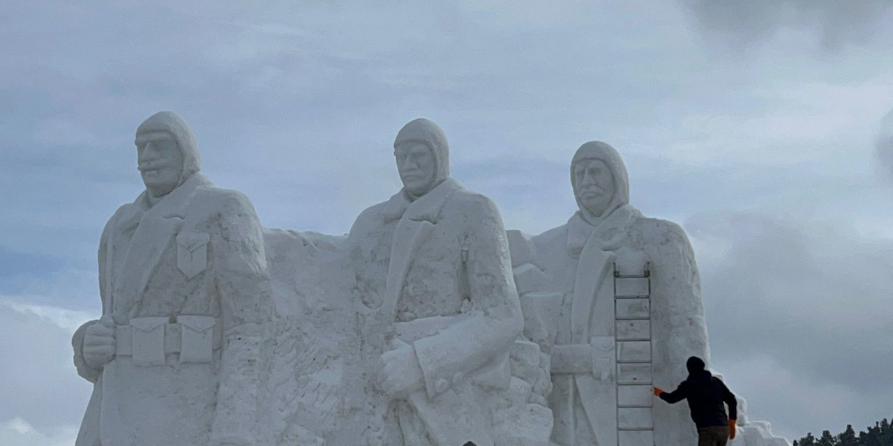 Sarıkamış’ta şehit heykellerinin yapımı için 200 kamyon kar taşındı