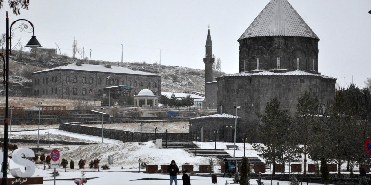 Kars'ta kar yağışı hayatı olumsuz etkiledi