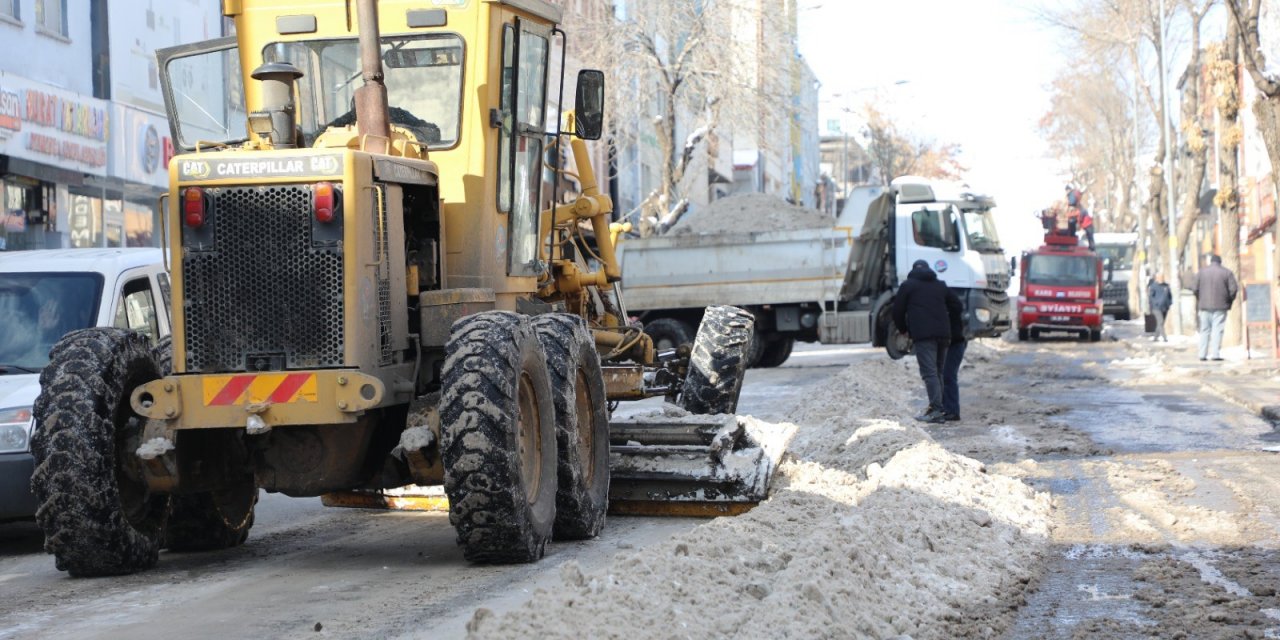 Kars’ta belediyenin karla mücadele mesaisi başladı