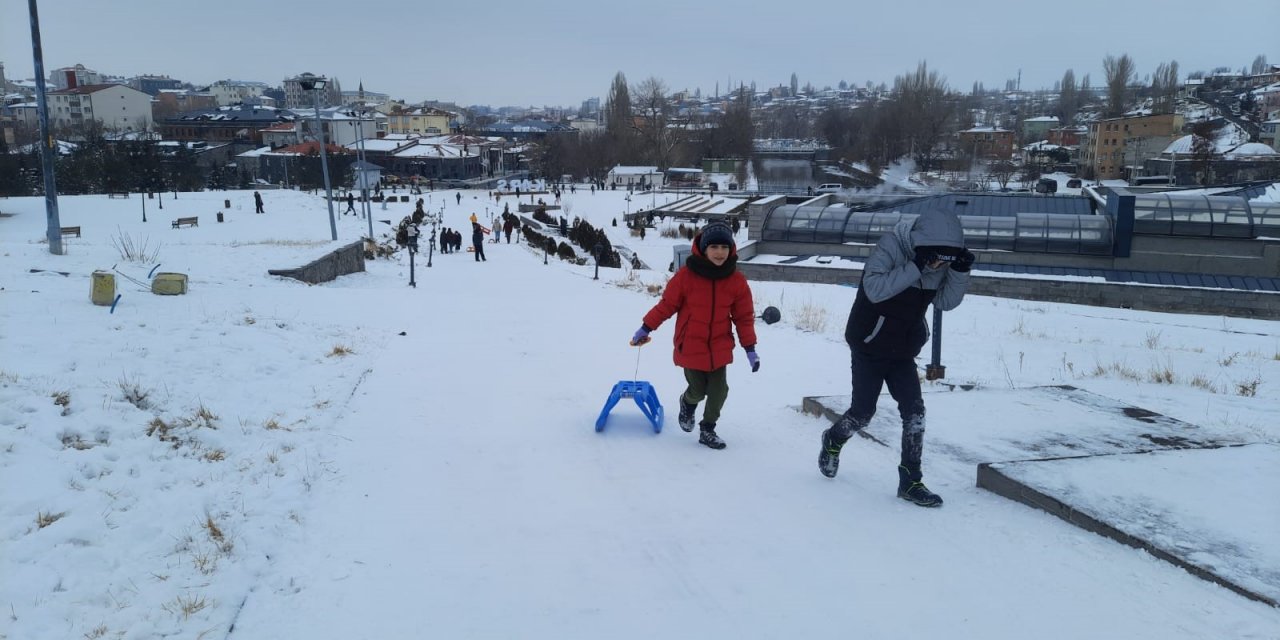 Kars'ta çocukların düşe kalka kızak keyfi