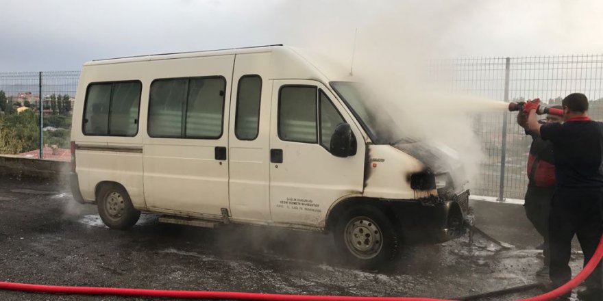 Kars'ta Park halindeki servis minibüsü yandı