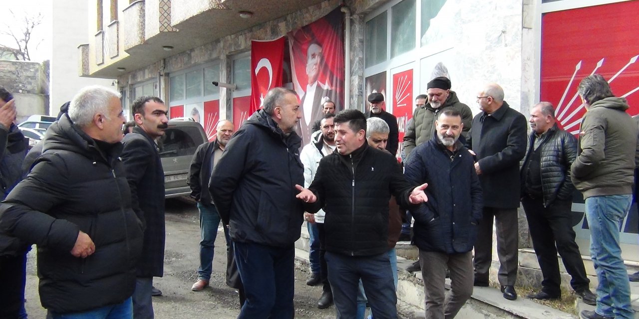 Kars CHP’de başkan ve yönetime partililerden tepki