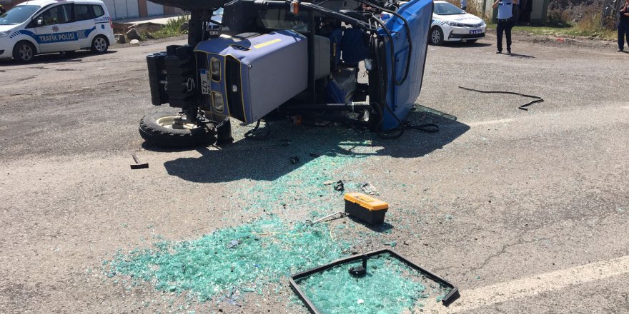 Kars'ta traktör ile yolcu minibüsü çarpıştı: 4 yaralı