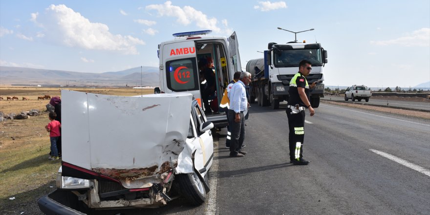 Kars'ta otomobil ile iş makinesi çarpıştı: 5 yaralı