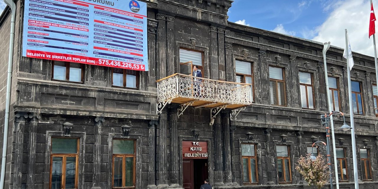Kars Belediyesi, gelir-gider tablosunu hizmet binasına astı