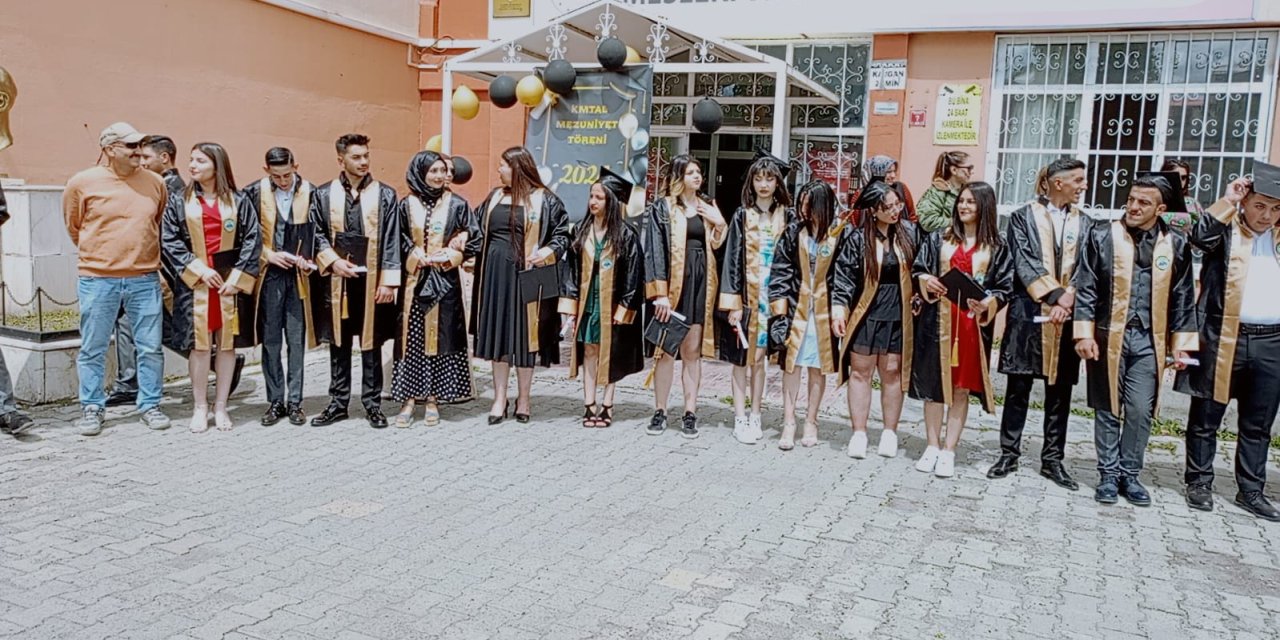 Kars Mesleki ve Teknik Anadolu Lisesi 2023-2024 yılı mezunlarını verdi.
