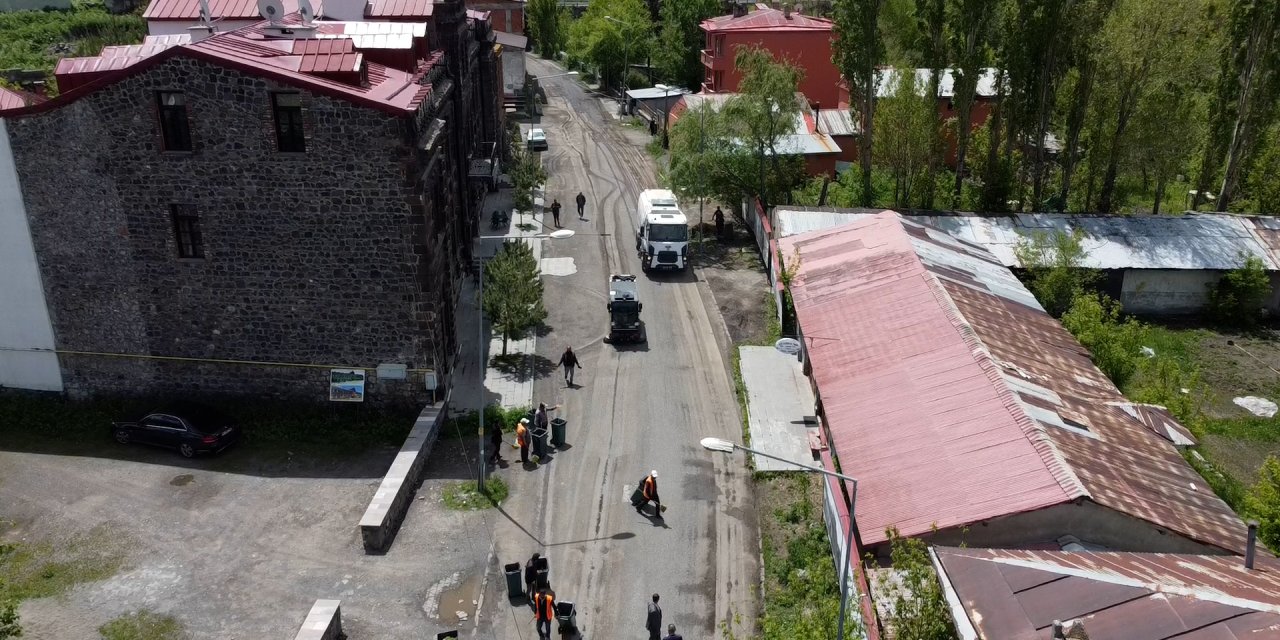 Kars Belediyesi Her Noktada Temizlik Çalışmalarını Yürütüyor