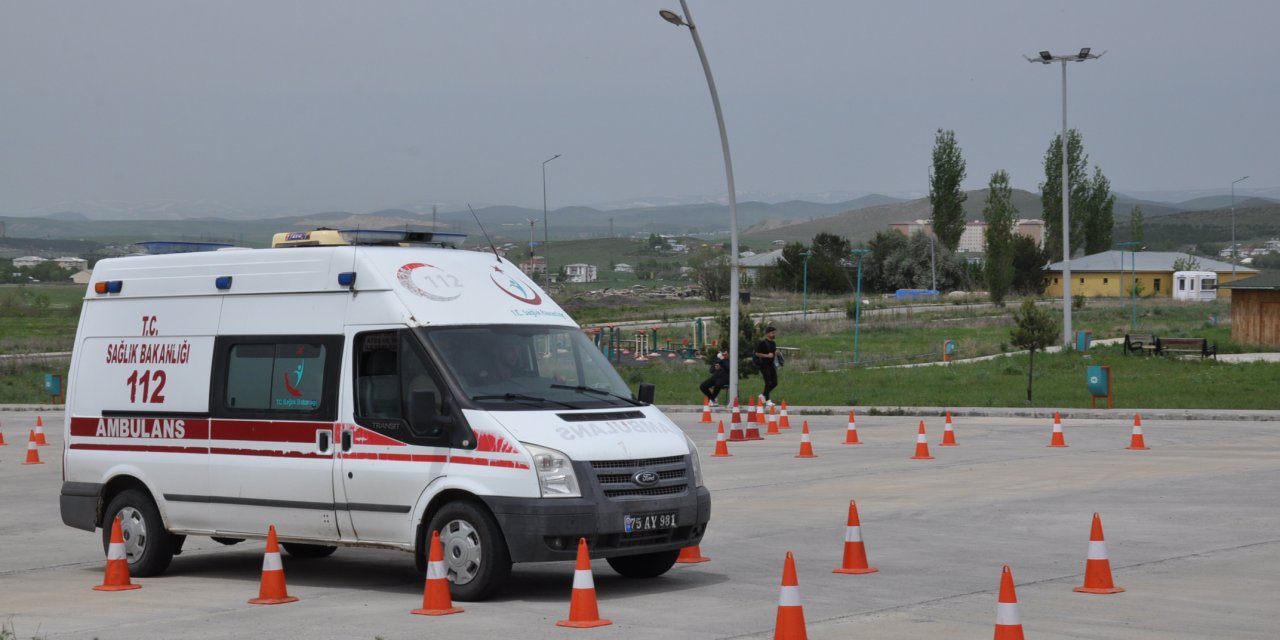 Kars’ta ambulans sürüş eğitimleri nefes kesti