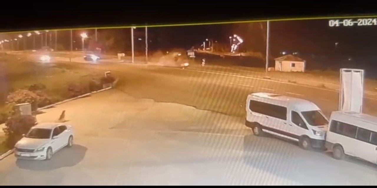 Ardahan’da önündeki araca çarpan otomobil takla attı