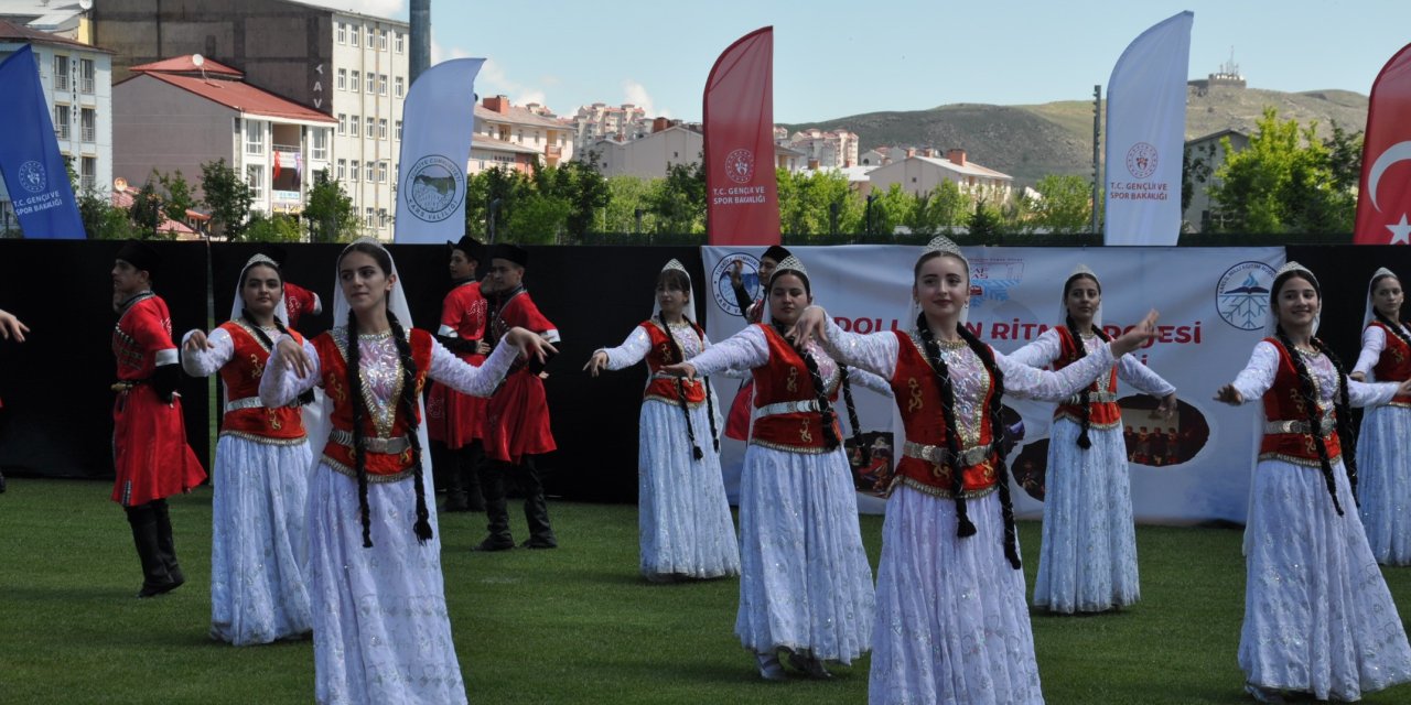 Kars’ta halk oyunları rüzgarı esti