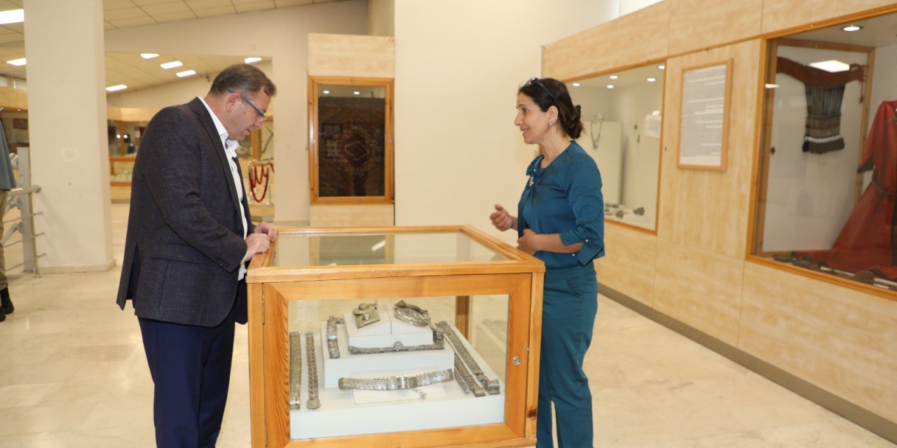 Vali Polat, Arkeoloji Müzesi’nde incelemelerde bulundu