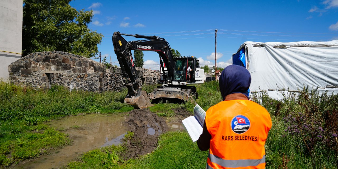 Kars Belediyesi metruk binaları yıkıyor