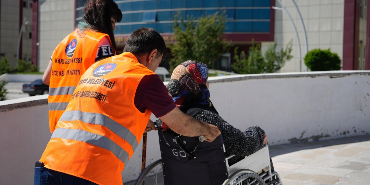 Kars Belediyesi’nin evde bakım hizmeti sürüyor