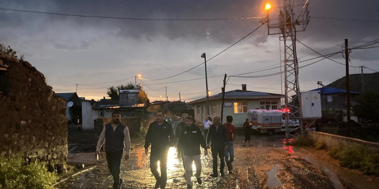 Susuz’da bir köy selden zarar gördü