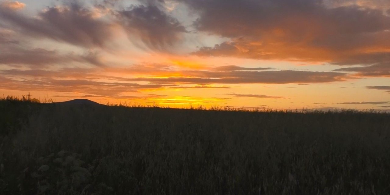 Gazi Kars günbatımında kızardı