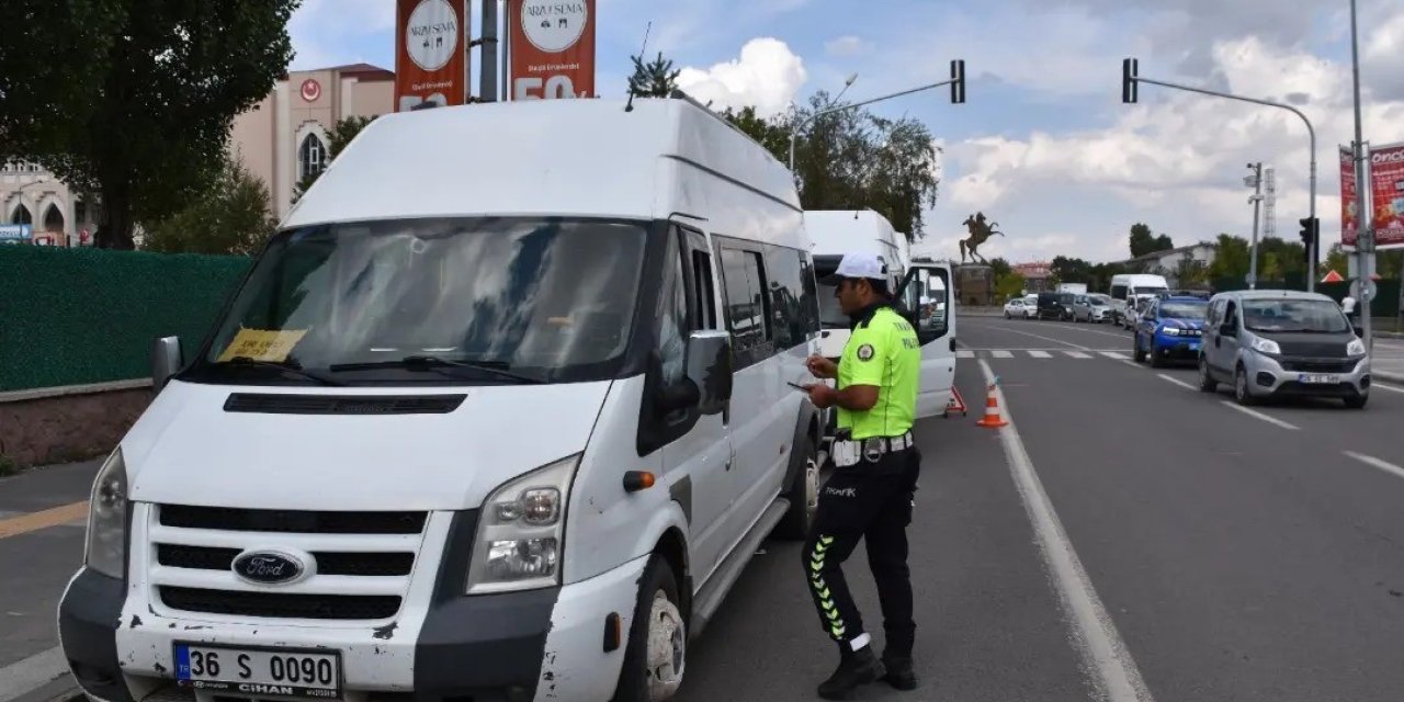 Kars’ta okul servisleri ve çevreleri denetlendi