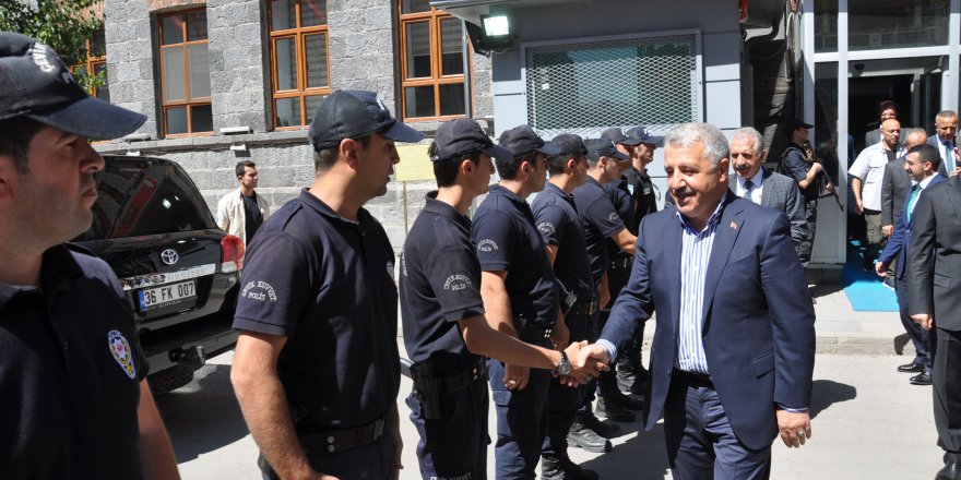 Bakan Arslan, polislerin bayramı kutladı