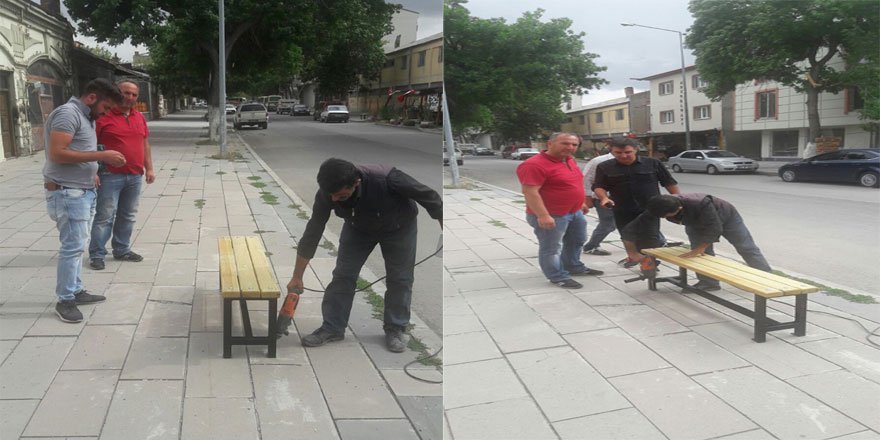 Kars Belediyesi Oturma Bankları Montajı Yapıyor.