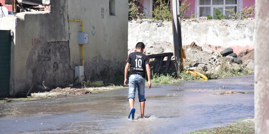 Kepçenin patlattığı boru mahalleyi sular altında bıraktı