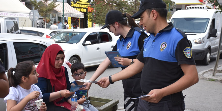 Kars'ta polisten öğrenci ve ailelerine broşürlü uyarı