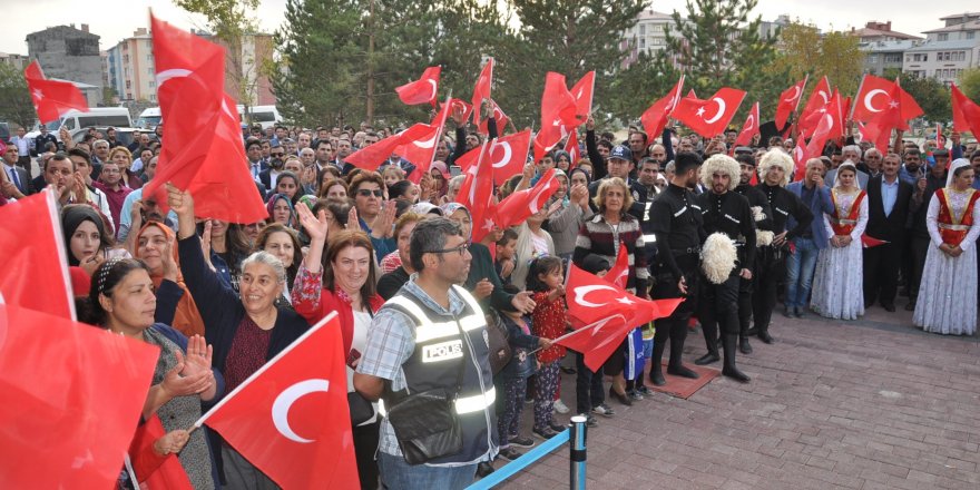 Tiflis’ten gelen ilk BTK Hattı treni Kars’ta coşkuyla karşılandı