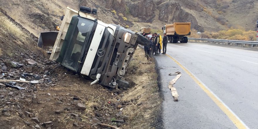 Kars'ta kamyon devrildi: 1 yaralı
