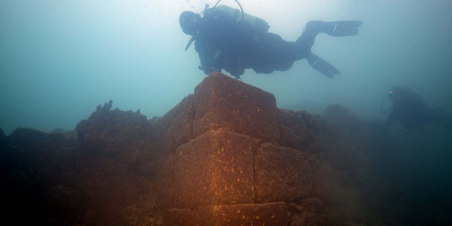 Van Gölü’nde 3 bin yıllık kale bulundu
