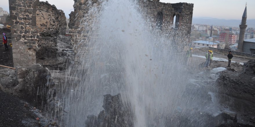 Kars'ta Tonlarca Su Boşa Aktı