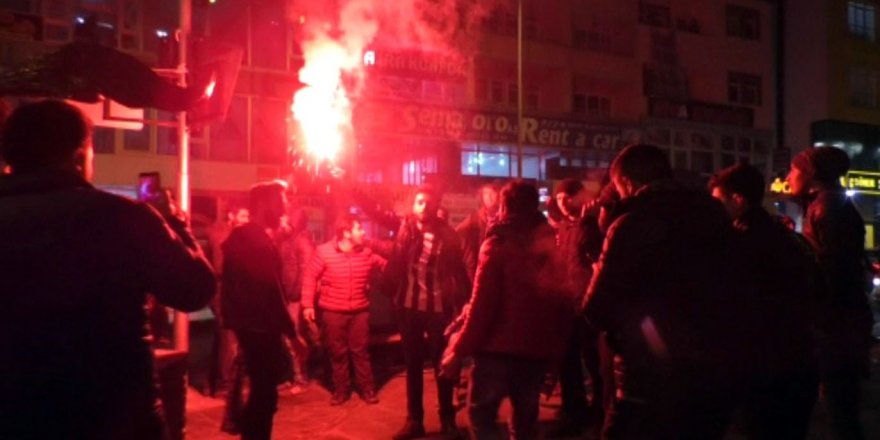 Kars’ta eksi 20 derece soğukta Beşiktaş’ın galibiyetini kutladılar
