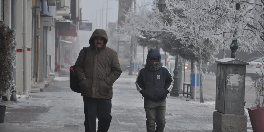 Kars eksi 25’i gördü, soğuktan her yer dondu