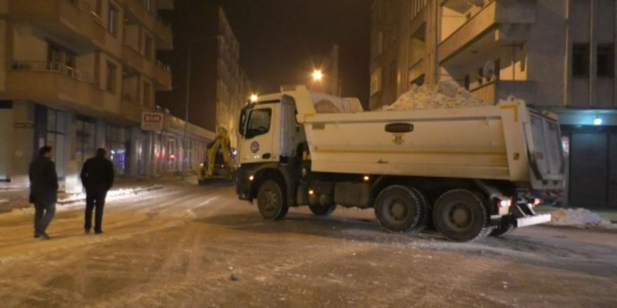 Kars Belediyesi caddelerin kar ve buzunu temizliyor